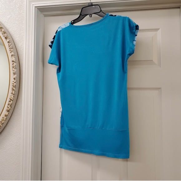 Moda color short sleeve blouse is a size Medium. - Picture 2 of 6